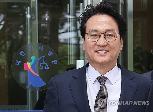 최서원(개명 전 최순실) 씨에 대한 명예 훼손 혐의로 기소된 더불어민주당 안민석 의원이 지난해 4월 23일 경기도 수원시 영통구 수원지방법원에서 열린 첫 공판을 마치고 나오고 있다. [수원=연합뉴스]